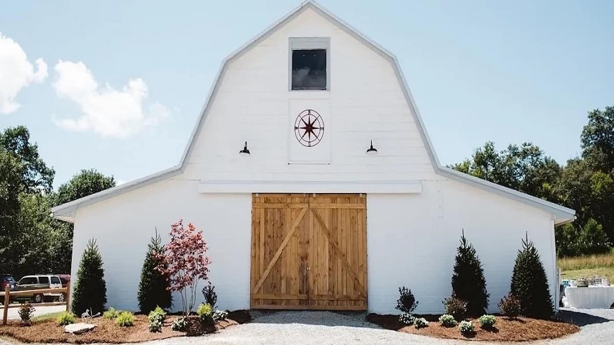 Ready Play Entertainment uplighting at Overlook Barn